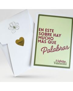 Tarjeta premium verde con sobre blanco y sello dorado – Flores Medellín